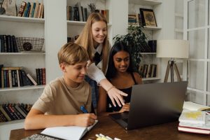 Los niños disfrutan de la educación y formación extraescolar de La Roboteca