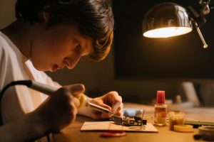 Los niños desarrollan habilidades en robótica y programación con Arduino en actividades extraescolares